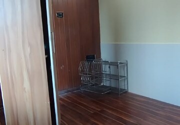 Room in 2 BHK Apartment at Santacruz West – for Rent