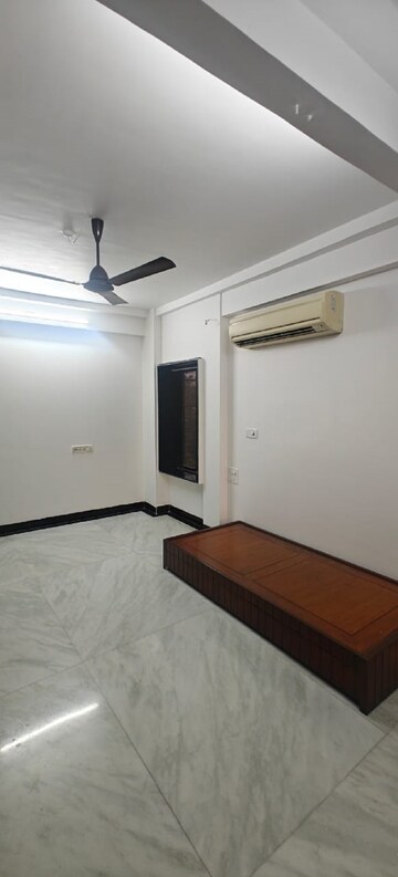 Room in 2 BHK Apartment at Bandra West – for Rent