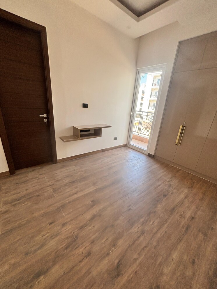 Room, sector 71 3 Bedroom 1750 Sq.Ft. Apartment In Sector 71 Gurgaon 9350651