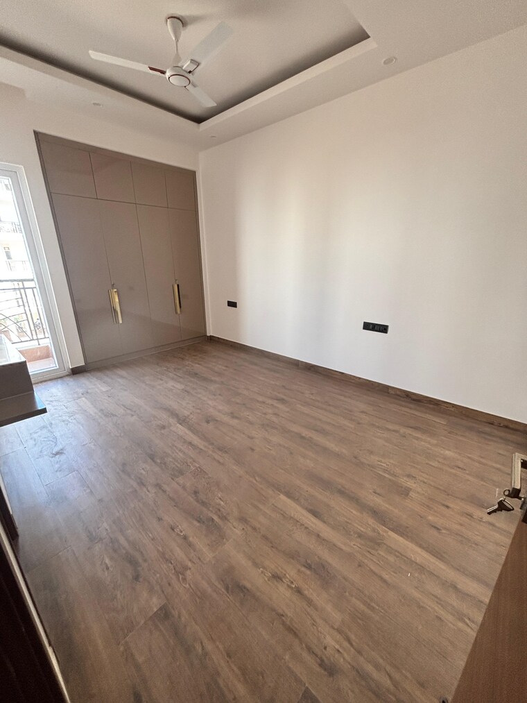 Room, sector 71 3 Bedroom 1750 Sq.Ft. Apartment In Sector 71 Gurgaon 9350651