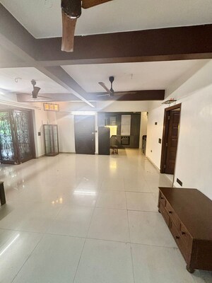 Living Room in 2 BHK Apartment at Santacruz West – for Rent