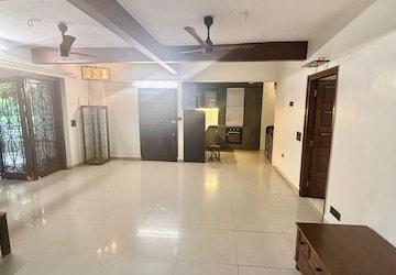 Living Room in 2 BHK Apartment at Santacruz West – for Rent