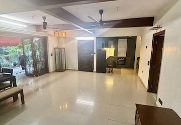 Living Room in 2 BHK Apartment at Santacruz West – for Rent