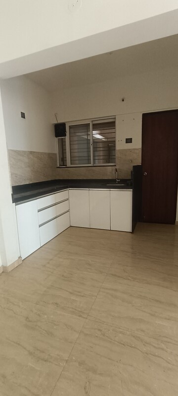 Room in 3 BHK Apartment at VTP Beaumonde, Kharadi – for Rent