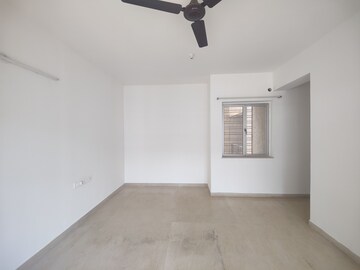 Room in 2 BHK Apartment at Kalpataru Hills, Manpada – for Rent
