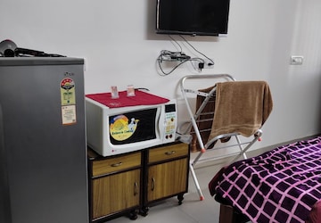 Bedroom in Studio Apartment at Arun Vihar, Sector 29 – for Rent