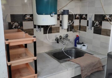 Master Bedroom in Studio Apartment at Arun Vihar, Sector 29 – for Rent