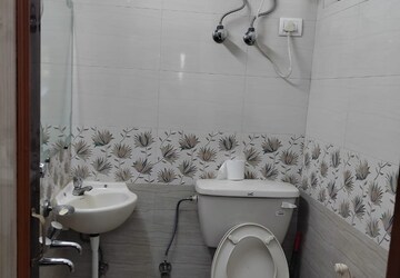 Bathroom in Studio Apartment at Arun Vihar, Sector 29 – for Rent