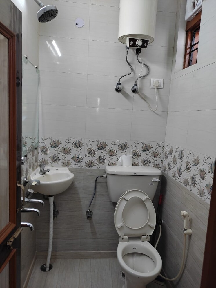 Bathroom, arun-vihar Studio 410 Sq.Ft. Apartment In Sector 29 Noida 9350732