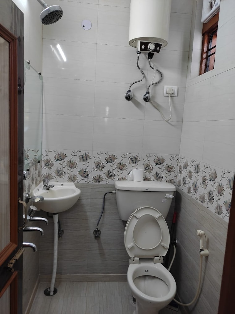 Bathroom, arun-vihar Studio 410 Sq.Ft. Apartment In Sector 29 Noida 9350732