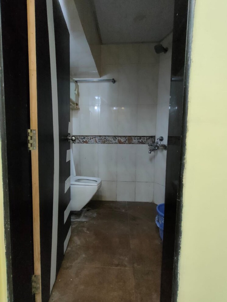 Bathroom, khar west 1.5 Bedroom 550 Sq.Ft. Apartment In Khar West Mumbai 9350749