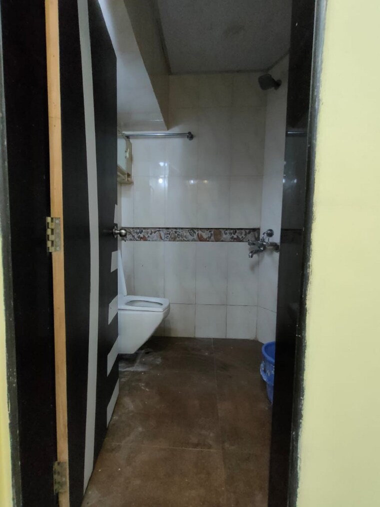 Bathroom, khar west 1.5 Bedroom 550 Sq.Ft. Apartment In Khar West Mumbai 9350749