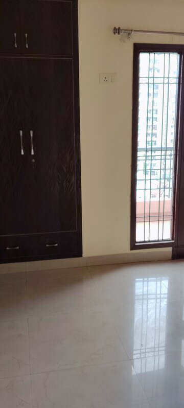 Room in 3 BHK Apartment at Omaxe Heights, Sector 86 – for Sale