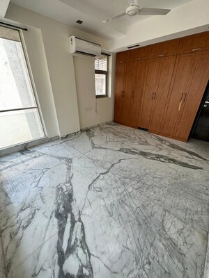 Room in 4 BHK Apartment at Supreme Sankalpita, Bandra West – for Rent