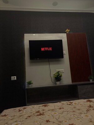 Room in 3 BHK Apartment at Gaur City 1 – for Rent