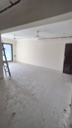 Room in 3 BHK Apartment at Zindagi CHS, Khar West – for Rent