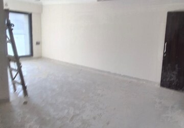 Room in 3 BHK Apartment at Zindagi CHS, Khar West – for Rent