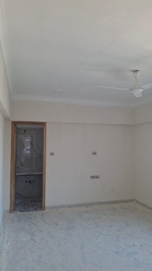 Room in 3 BHK Apartment at Zindagi CHS, Khar West – for Rent