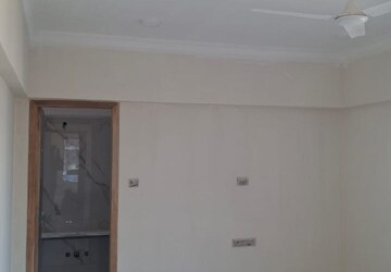 Room in 3 BHK Apartment at Zindagi CHS, Khar West – for Rent