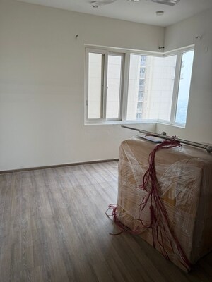 Room in 3 BHK Apartment at AIPL The Peaceful Homes, Sector 70a – for Rent