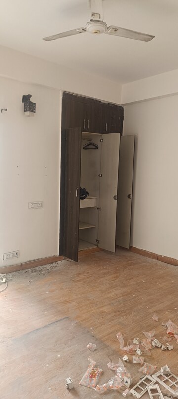 Room in 3 BHK Apartment at Aims Golf Avenue II, Sector 75 – for Rent