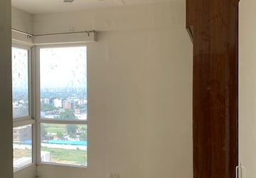 Room in 2 BHK Apartment at Signature Global Prime, Sector 63a – for Rent