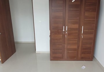 Room in 3 BHK Apartment at Kalpataru Immensa, Kolshet Road – for Rent
