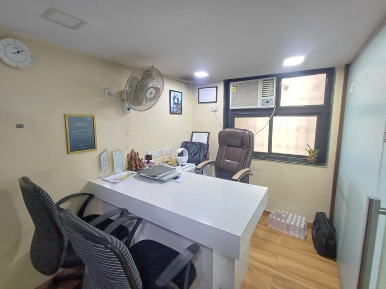 Team Area, malad west Commercial Office Space 700 Sq.Ft. In Malad West Mumbai 9352021