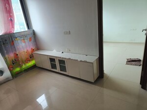 Room in 2 BHK Apartment at Kalpataru The Sunrise, Kolshet Road – for Rent