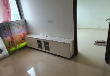 Room in 2 BHK Apartment at Kalpataru The Sunrise, Kolshet Road – for Rent