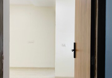 Room in 3 BHK Apartment at Roseate Homes, Ghazipur – for Rent