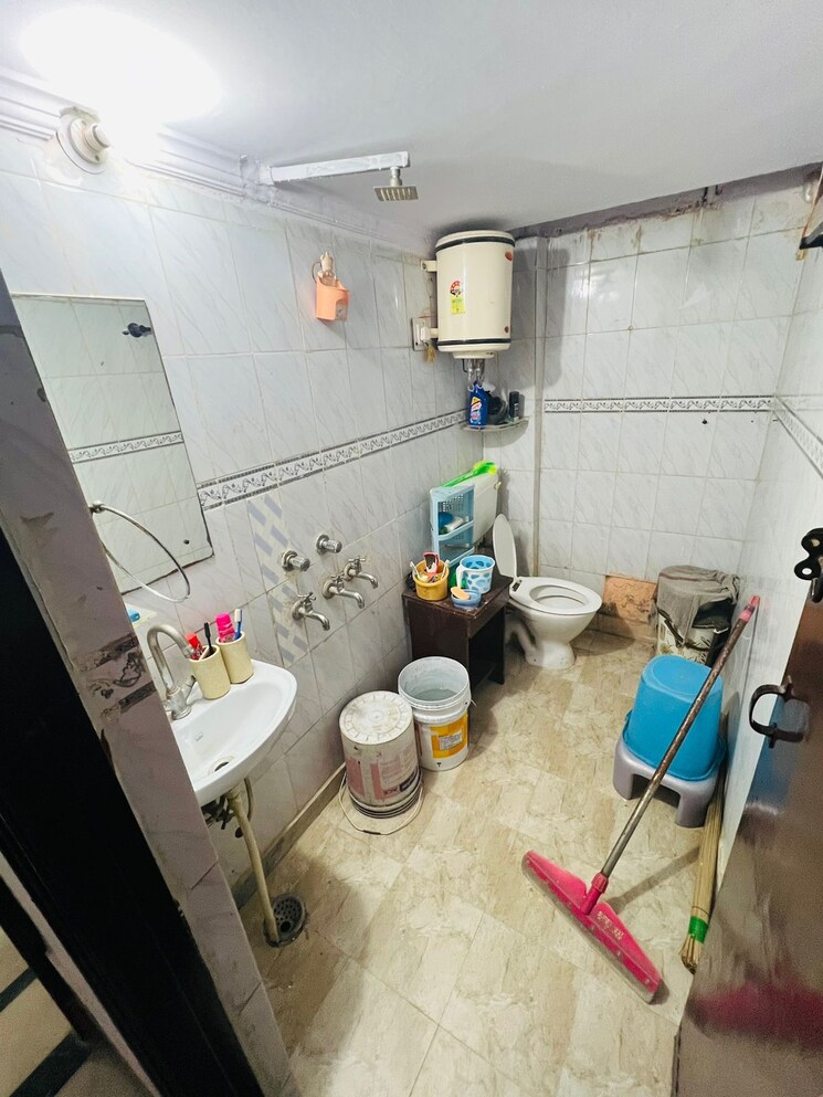 Bathroom, malibu-shopping-arcade 1.5 Bedroom 600 Sq.Ft. Builder Floor In Sector 47 Gurgaon 9352241