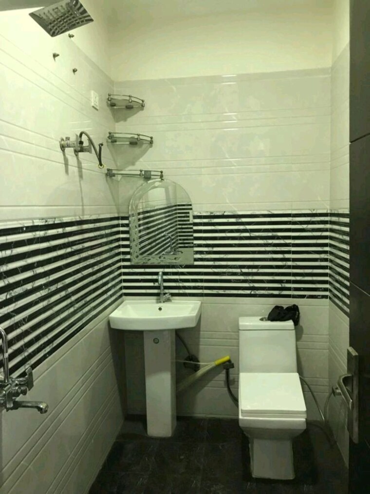 Bathroom, himalaya-apartment-vasundhara 3 Bedroom 1350 Sq.Ft. Apartment In Vasundhara Sector 5 Ghaziabad 9352419