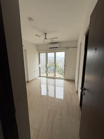 Room in 3 BHK Apartment at The Wadhwa Platina, Kolshet Road – for Rent