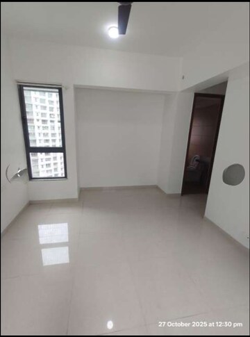 Room in 2 BHK Apartment at Kalpataru Immensa, Kolshet Road – for Rent