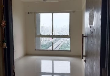 Room in 2 BHK Apartment at Sheth Avalon, Laxmi Nagar – for Rent