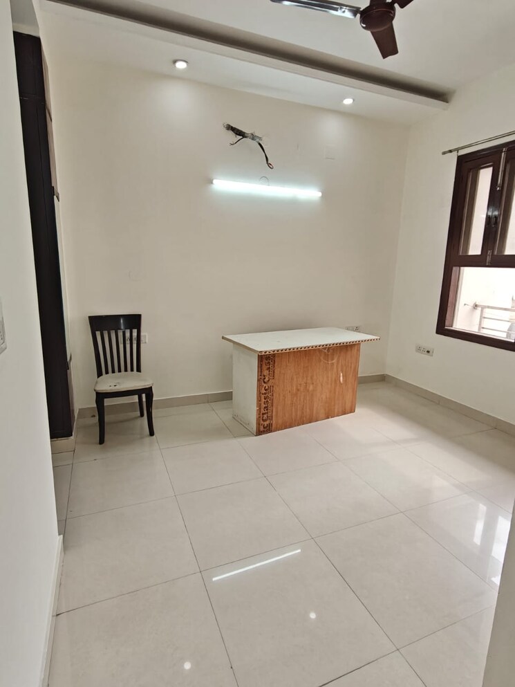 Room, sector 14 3 Bedroom 1650 Sq.Ft. Builder Floor In Sector 14 Gurgaon 9352662
