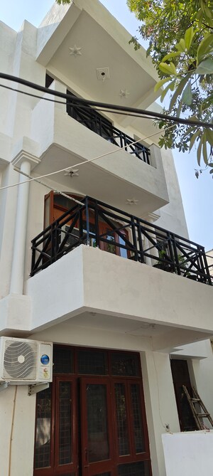 Staircase in 4 BHK Builder Floor at Ansal Plaza Gurgaon, Palam Vihar – for Sale