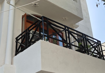 Staircase in 4 BHK Builder Floor at Ansal Plaza Gurgaon, Palam Vihar – for Sale