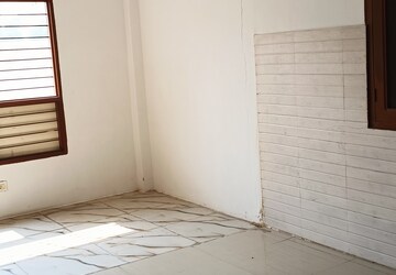 Room in 2 BHK Builder Floor at Sector 85 – for Rent