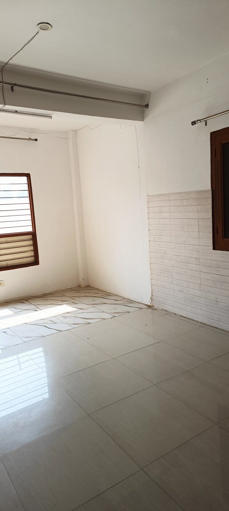 Room, sector 85 2 Bedroom 250 Sq.Yd. Builder Floor In Sector 85 Faridabad 9352845