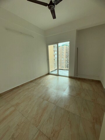 Room in 3 BHK Apartment at Mahagun Mahagunpuram, Shastri Nagar – for Sale