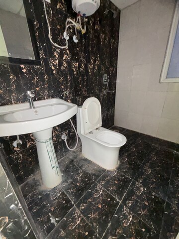 Team Area in 3 BHK Apartment at Mahagun Mahagunpuram, Shastri Nagar – for Sale