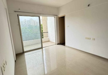 Room in 2 BHK Apartment at Kolte Patil Downtown Beryl, Kharadi – for Rent