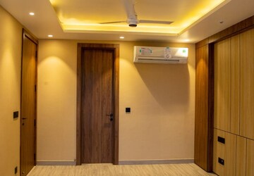 Room in 3 BHK Builder Floor at Sector 33 – for Rent