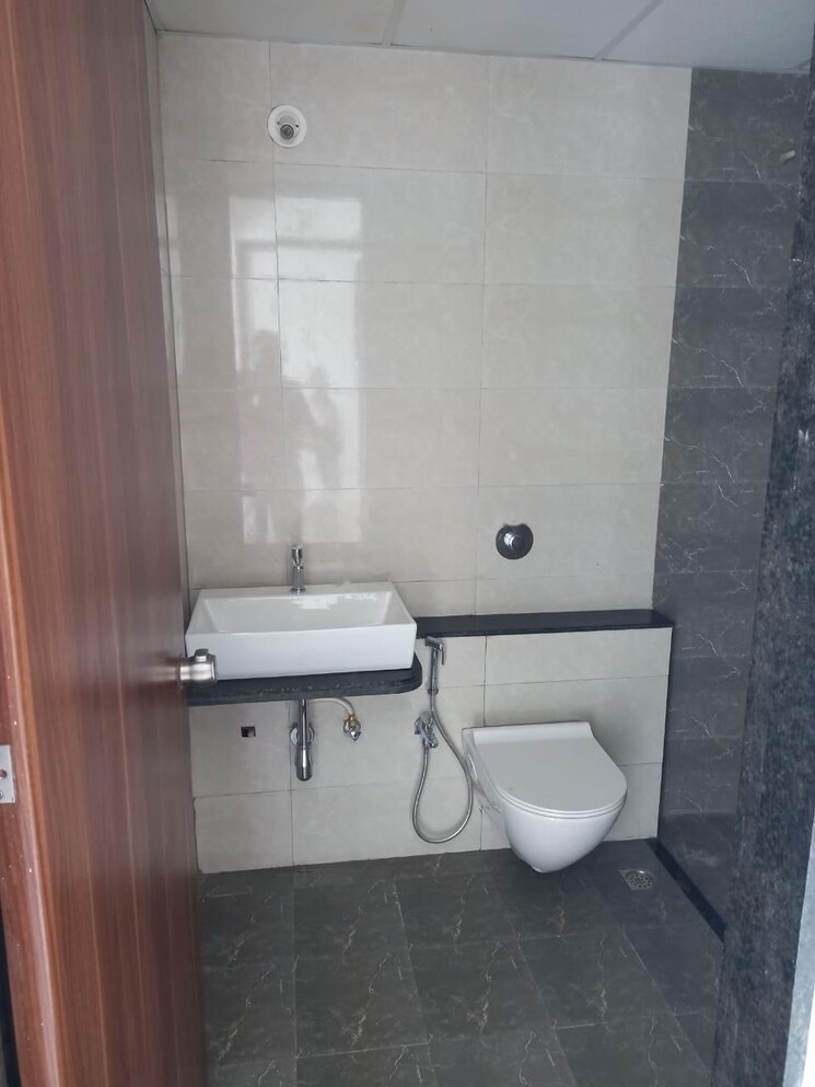 Bathroom, mantra-mirari 3.5 Bedroom 1200 Sq.Ft. Apartment In Koregaon Park Pune 9352969