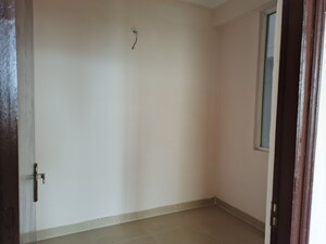 Room in 2 BHK Apartment at Amrapali Dream Valley, Tech Zone 4 Greater Noida – for Rent