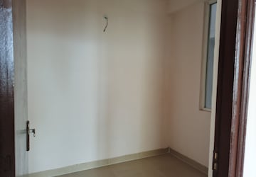 Room in 2 BHK Apartment at Amrapali Dream Valley, Tech Zone 4 Greater Noida – for Rent