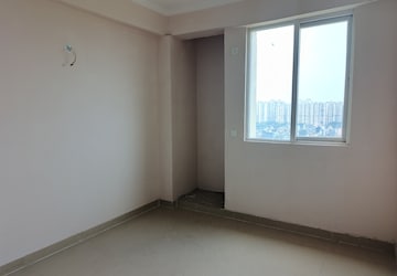 Room in 2 BHK Apartment at Amrapali Dream Valley, Tech Zone 4 Greater Noida – for Rent