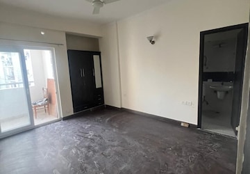 Room in 3 BHK Apartment at Antriksh Golf View, Sector 78 – for Rent